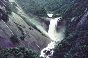巨大な花崗岩と豪快な滝のコラボレーション！千尋の滝を見に行こう