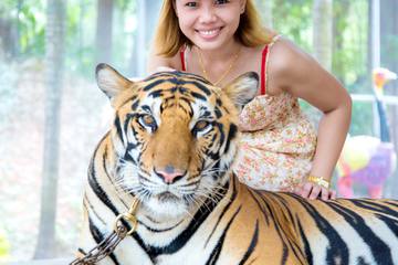 バンコクでトラと触れ合える動物園｜ミルクをあげたり抱きついたり！