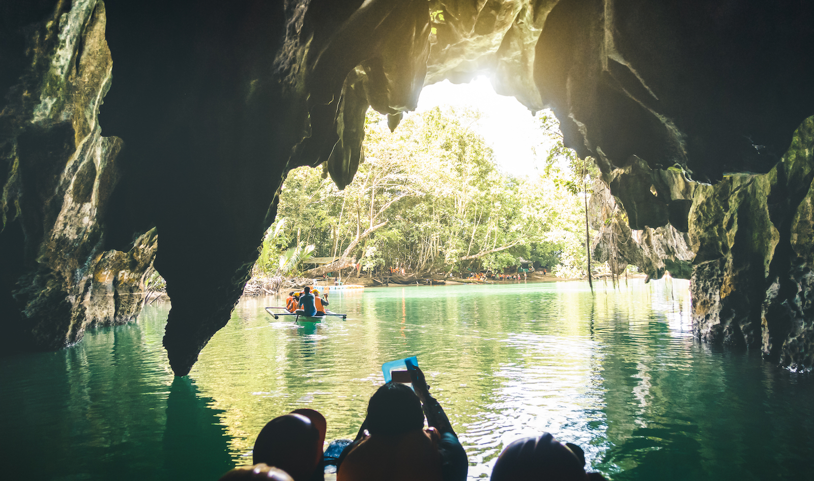 フィリピンのパラワン島で洞窟を探検クルーズ