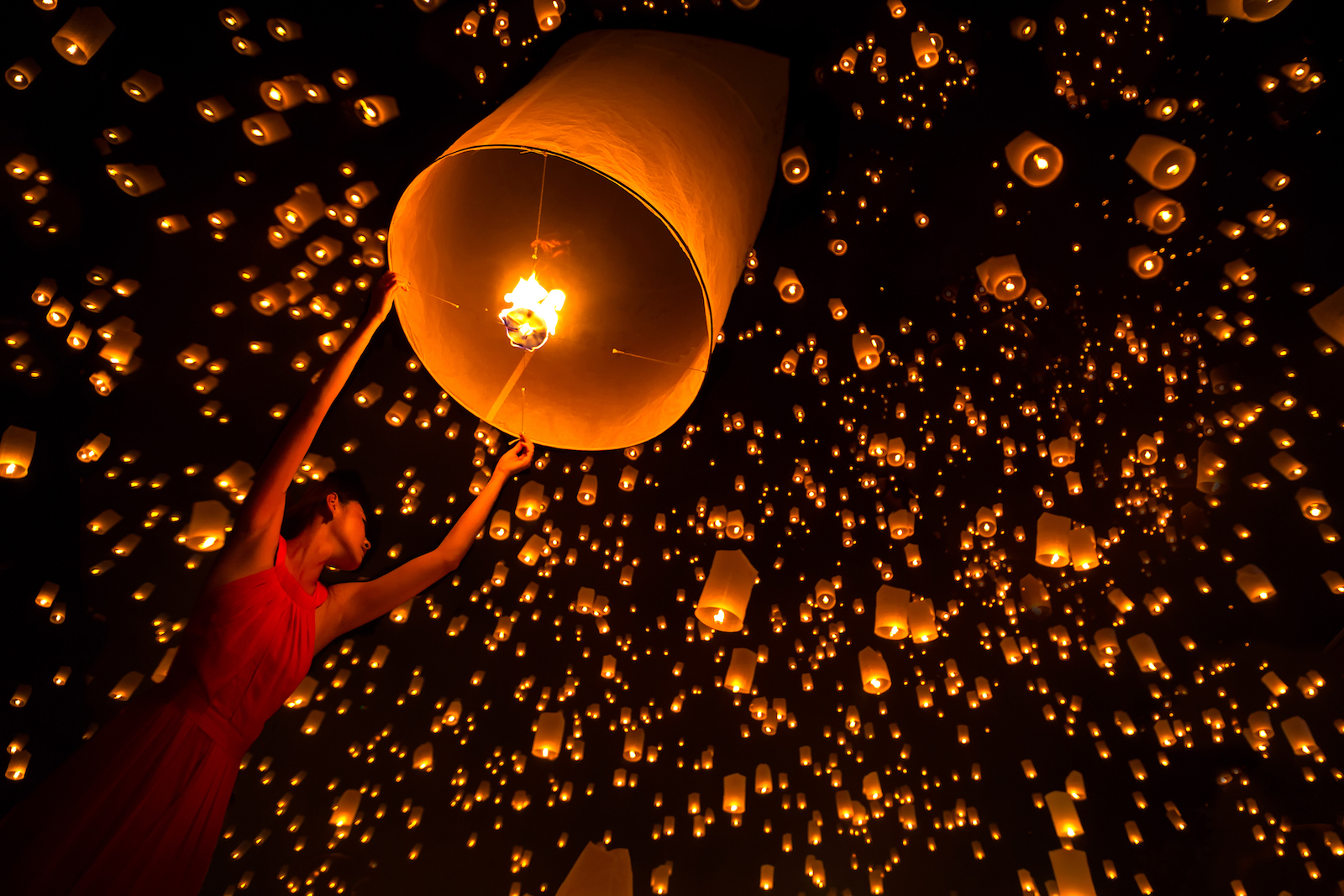 タイ・チェンマイ 夜空に輝く無数のランタン！