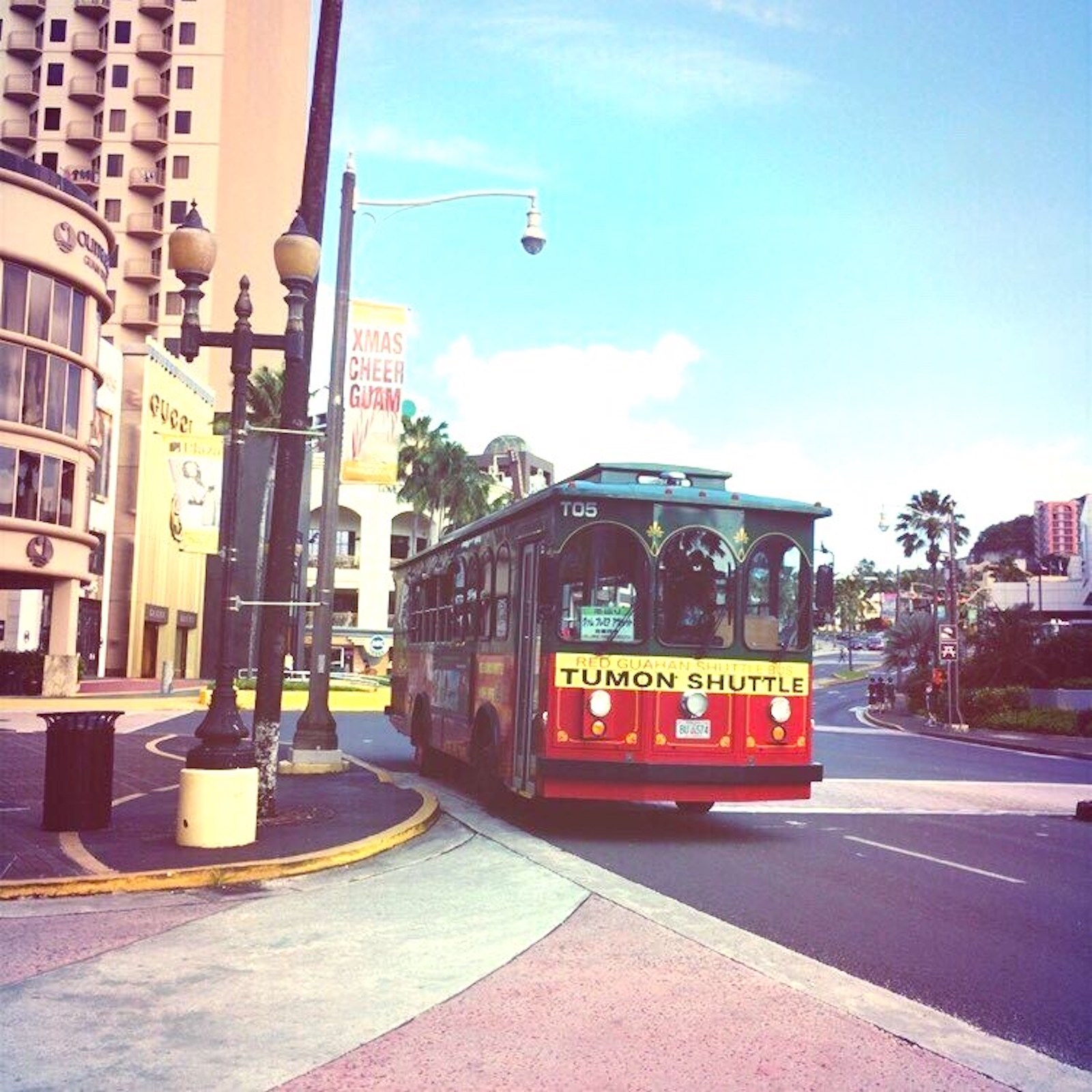 グアムでの移動はこれで決まり！赤いシャトルバス