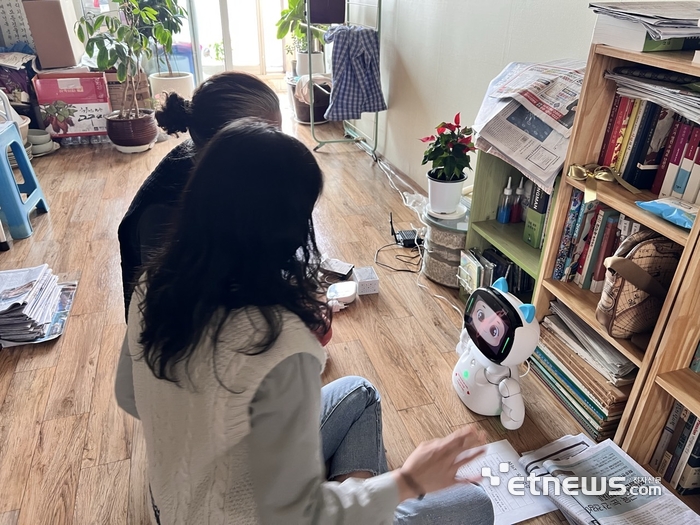 이천시 보건소가 홀몸 어르신에게 보급한 AI 로봇 '다솜이'