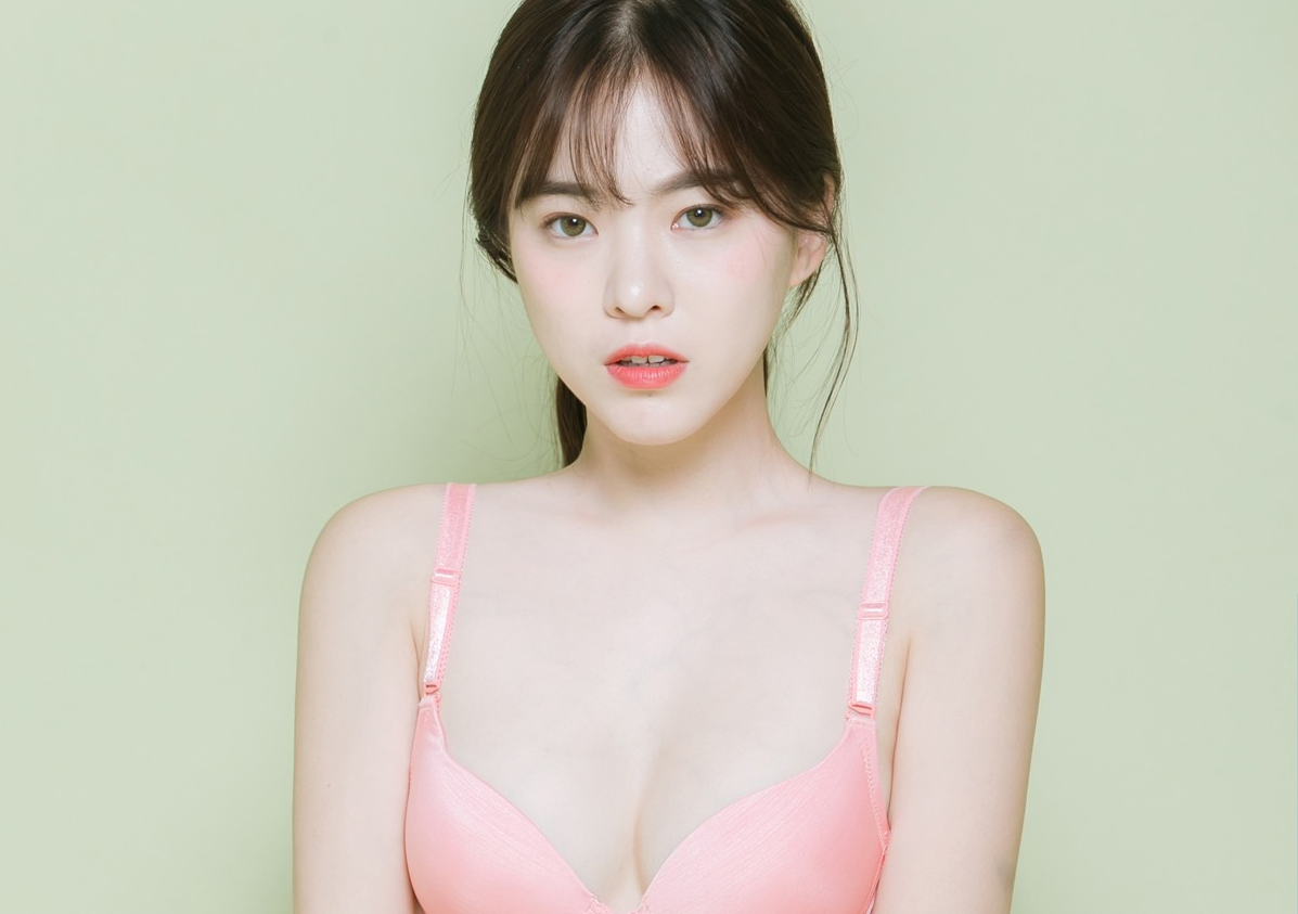 Korean Girls React to 100 Years of BRA! Bullet Bra!!! 