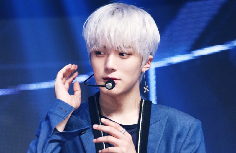 MONSTA X's MinHyuk Seduces Fans While Smudging His Lipstick On Stage -  Kpopmap