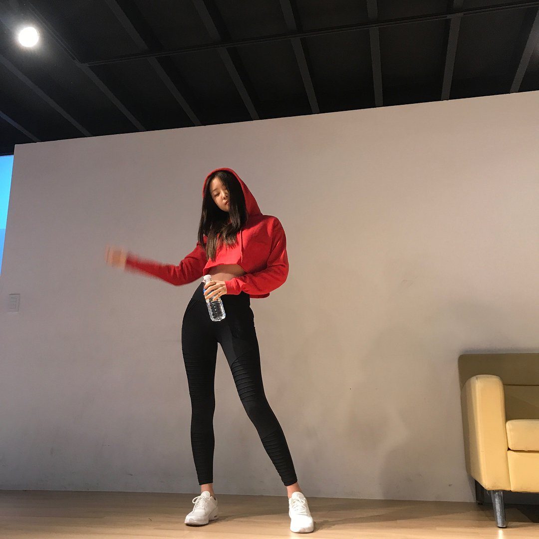 Naeun throws first pitch in her legendary leggings