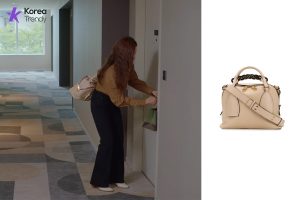 Korean street fashion Handbag of Shin Se-kyung as Oh Mi-joo in Run On (EP #1)