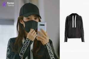 Korean outfits Sweatshirt of Park Min-young as Sung Deok-mi / Sinagil in Her Private Life (EP #3)