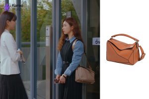 Korean style bag of Shin Se-kyung as Oh Mi-joo in Run On (EP #1)