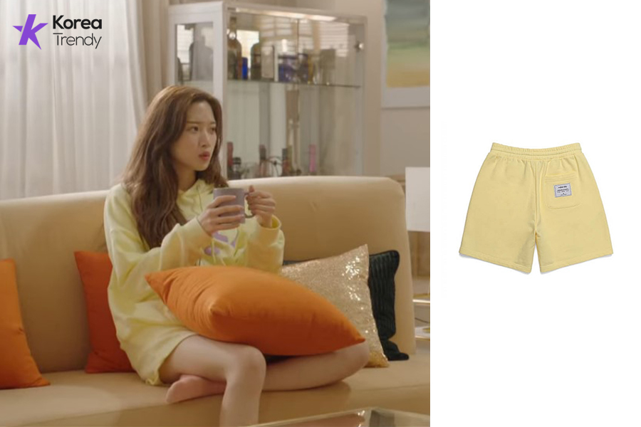 Korean dress style Short Pants of Moon Ga-young as (Yeo Ha-jin) in Find Me in Your Memory (EP #3)