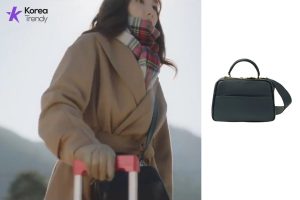 Korean style BAG of Park Min-young as Mok Hae-won ("Irene") in When the Weather Is Fine (EP #1)