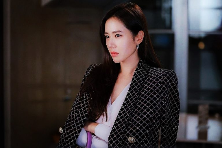 kdrama fashion: dress like kdrama star in kdrama outfits 7 Kdrama star Son Ye-jin in crash landing on Hyun bin