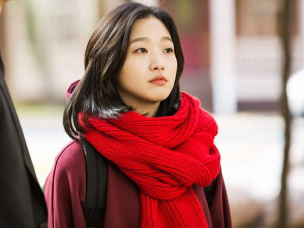 kdrama fashion: dress like kdrama star in kdrama outfits 10 Kdrama star Ji Eun-Tak wearing a pretty red scarf