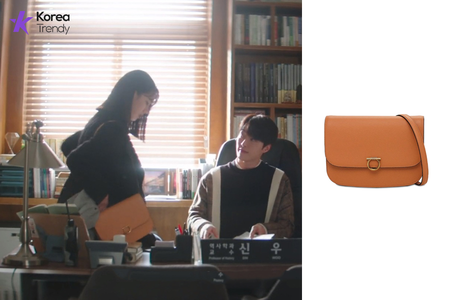 Korean street fashion Shoulder Bag of Lee Hye-ri as Lee Dam in My Roommate Is a Gumiho (EP #12)