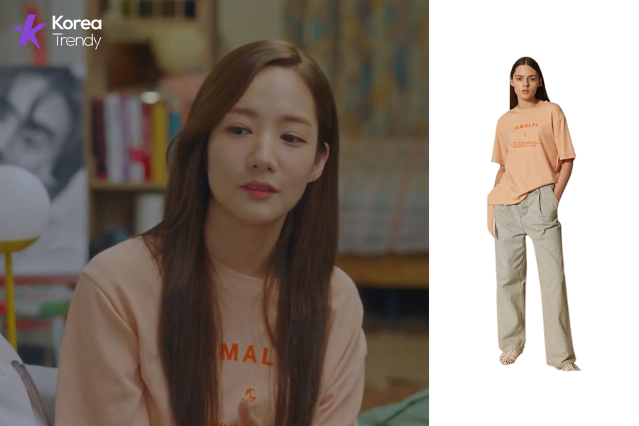 Korean street fashion T-shirt of Park Min-young as Sung Deok-mi in In her private life (EP #15)
