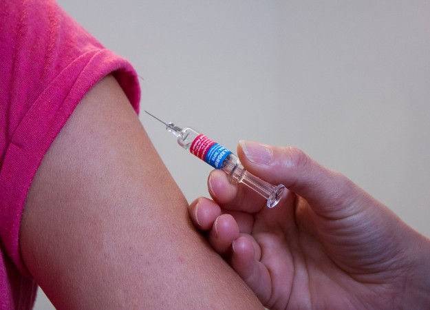 https://pixabay.com/sv/photos/vaccinering-l%c3%a4kare-injektion-1215279/