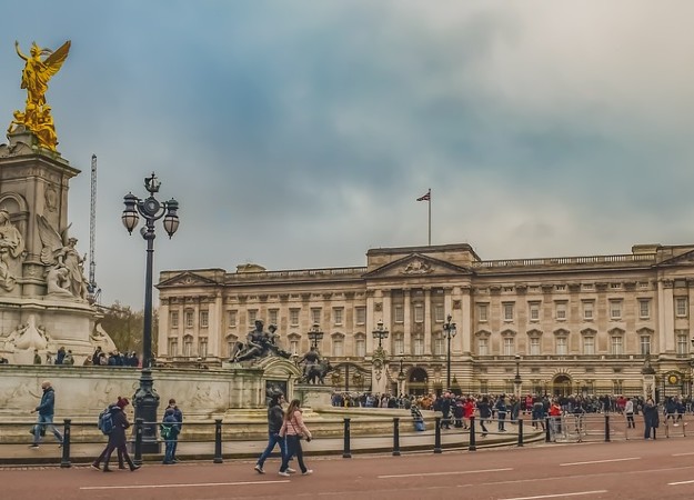 https://pixabay.com/sv/photos/buckingham-palace-kvadrat-staty-3932671/