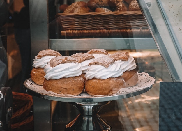 https://www.pexels.com/photo/brown-breads-on-cake-holder-7472286/