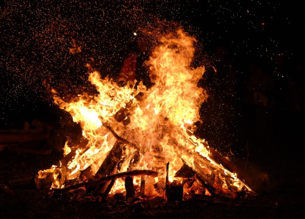 https://www.pexels.com/photo/bonfire-photo-776113/