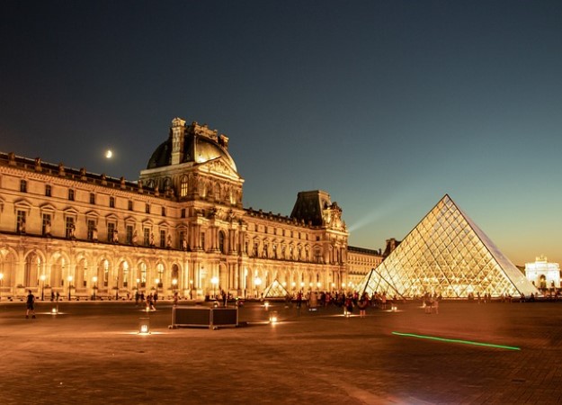 https://pixabay.com/sv/photos/museum-pyramid-fasad-upplyst-paris-6544420/