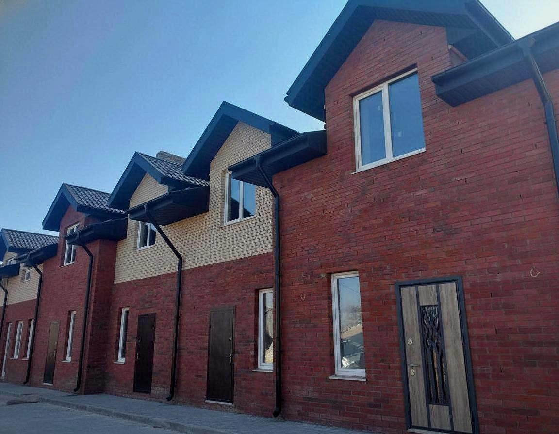 Таунхауси Hi-Tech House в Погребах