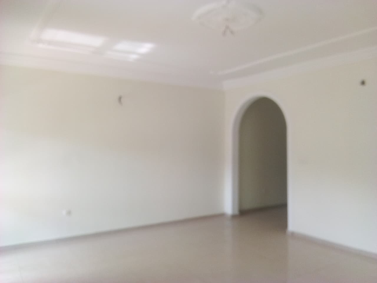 Apartment to rent - Yaoundé, Bastos, Pas loin du onudi - 1 living room(s), 2 bedroom(s), 3 bathroom(s) - 600 000 FCFA / month