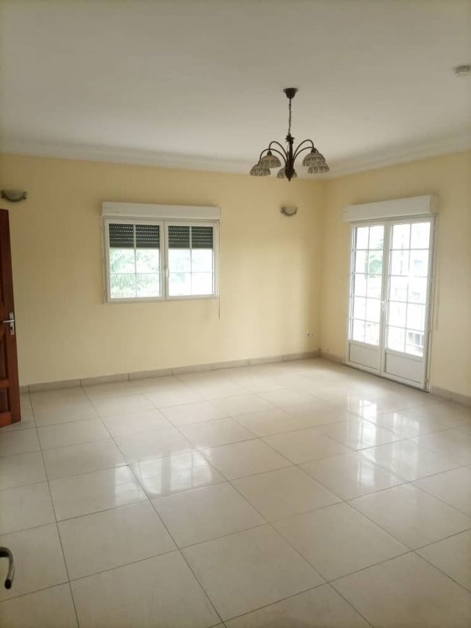 Apartment to rent - Douala, Bonapriso, Bonapriso - 1 living room(s), 3 bedroom(s), 2 bathroom(s) - 1 050 000 FCFA / month