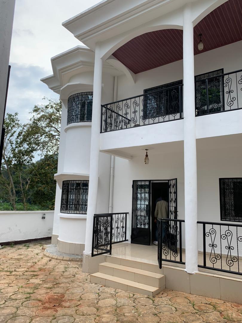 Maison (Duplex) à louer - Yaoundé, Bastos, GOLF - 2 salon(s), 4 chambre(s), 4 salle(s) de bains - 1 000 000 FCFA / mois