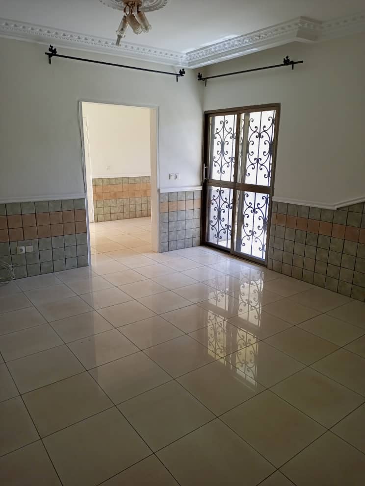 Apartment to rent - Yaoundé, Bastos, palais de congrès - 1 living room(s), 2 bedroom(s), 3 bathroom(s) - 450 000 FCFA / month