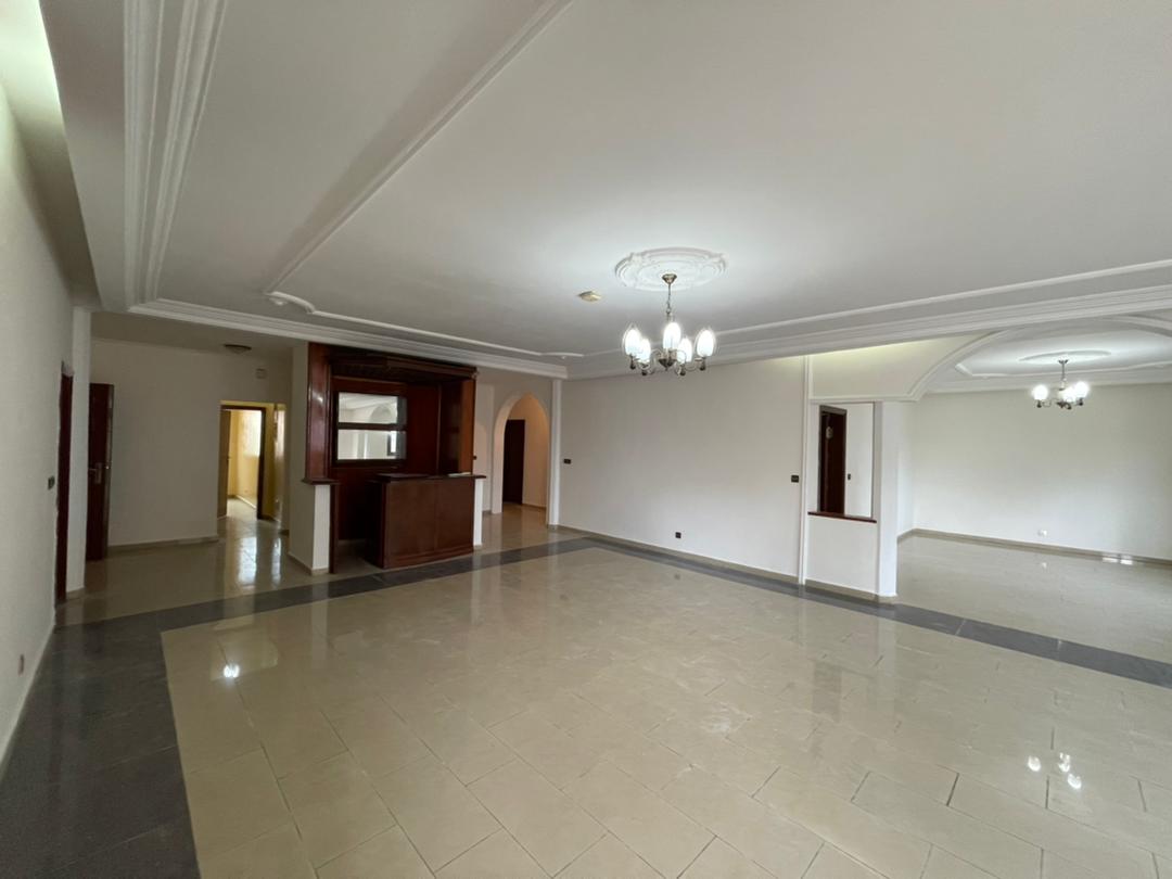 Apartment to rent - Yaoundé, Bastos, golf - 2 living room(s), 3 bedroom(s), 4 bathroom(s) - 1 500 000 FCFA / month