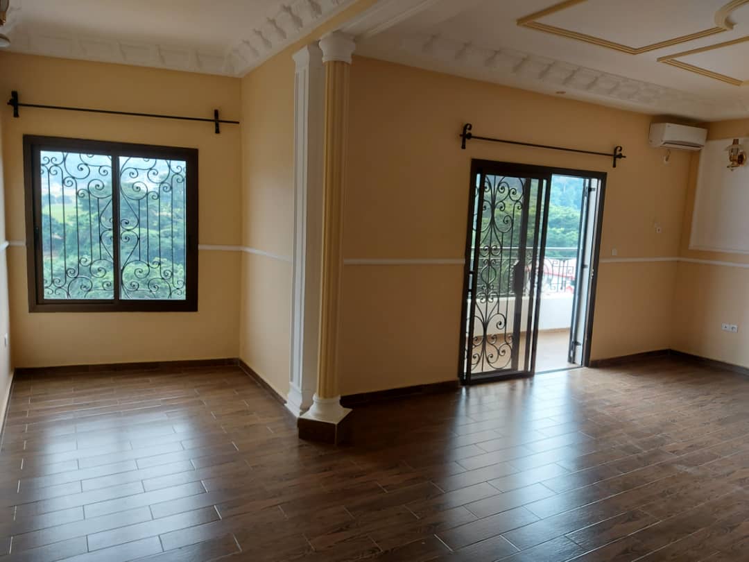 Appartement à louer - Yaoundé, Bastos, Bastos golf - 1 salon(s), 3 chambre(s), 3 salle(s) de bains - 900 000 FCFA / mois