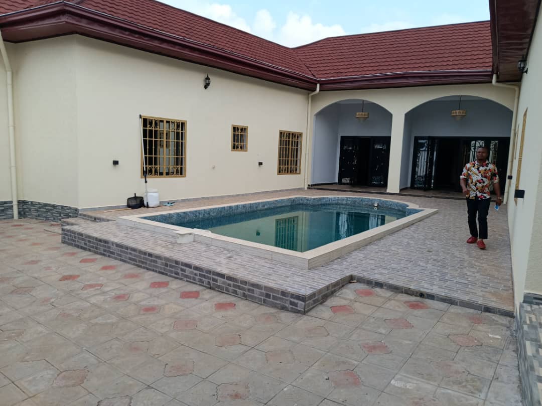 Maison (Villa) à louer - Yaoundé, Bastos, GOLF - 2 salon(s), 4 chambre(s), 4 salle(s) de bains - 2 000 000 FCFA / mois