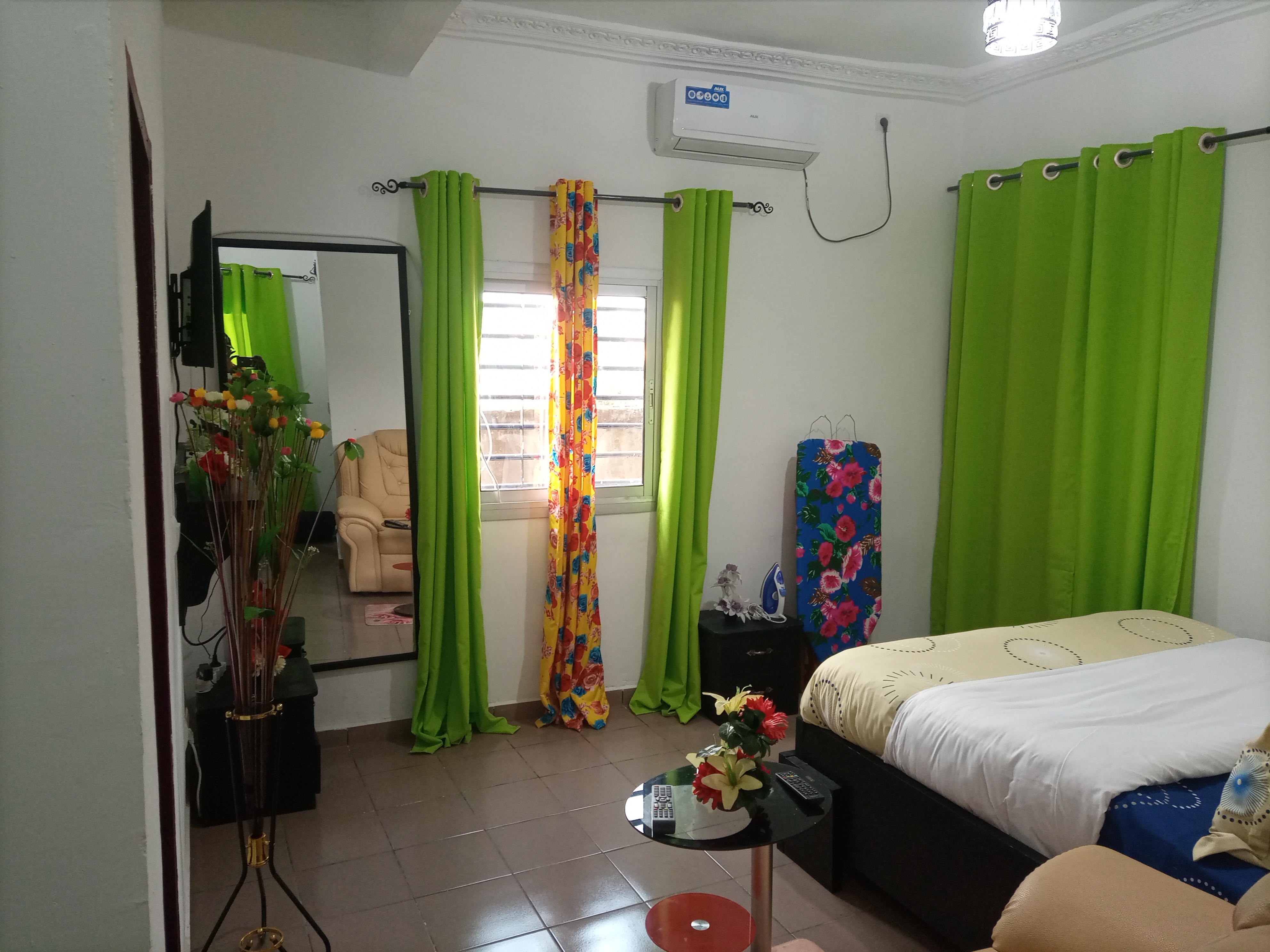 Studio to rent - Yaoundé, Obobogo, Derrière station gulfin - 15 000 FCFA / month