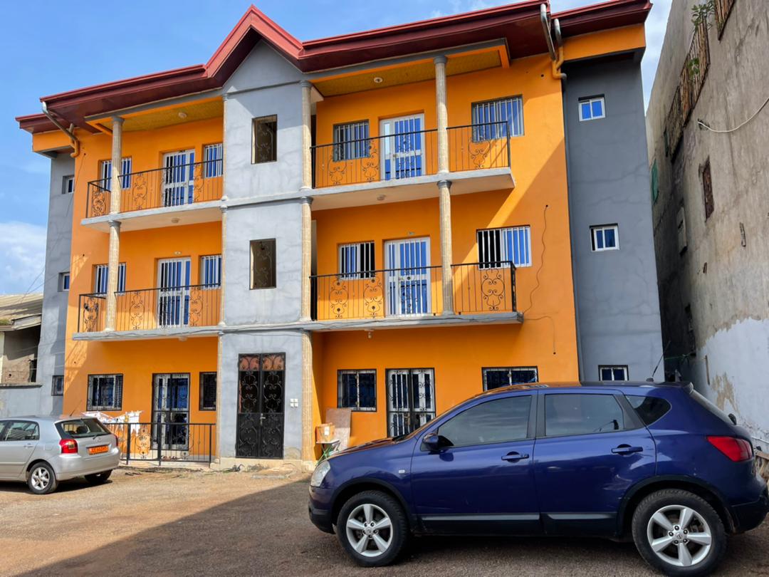 Appartement à louer - Yaoundé, Bastos, Bastos centre - 1 salon(s), 2 chambre(s), 3 salle(s) de bains - 170 000 FCFA / mois