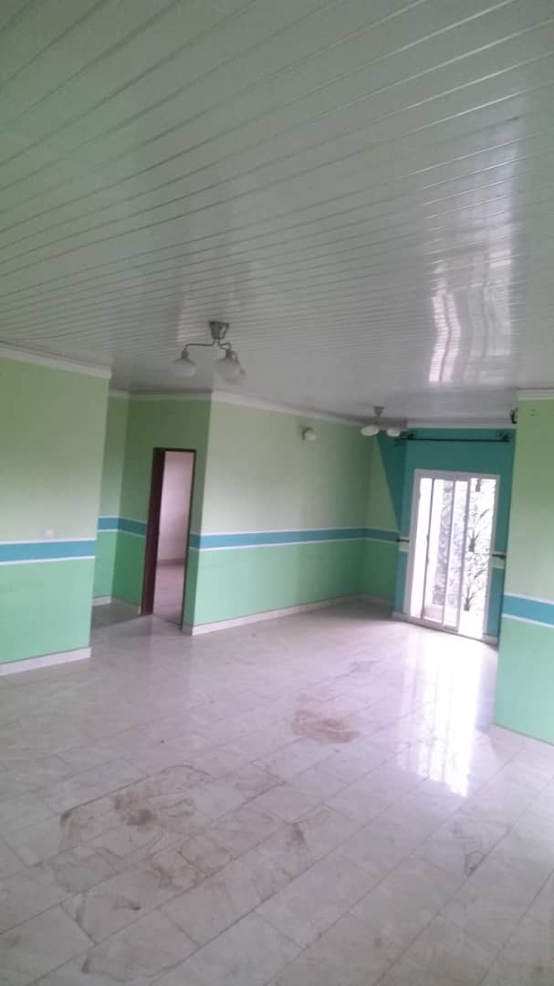 Apartment to rent - Yaoundé, Mfandena, Titigarage - 1 living room(s), 2 bedroom(s), 3 bathroom(s) - 150 000 FCFA / month