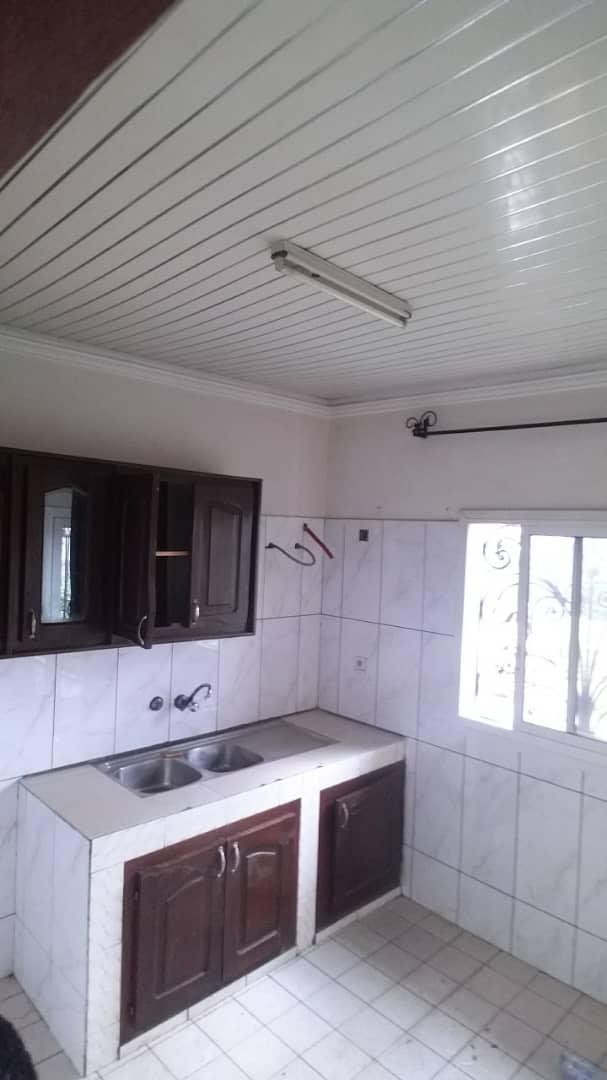 Apartment to rent - Yaoundé, Mfandena, Titigarage - 1 living room(s), 2 bedroom(s), 3 bathroom(s) - 150 000 FCFA / month