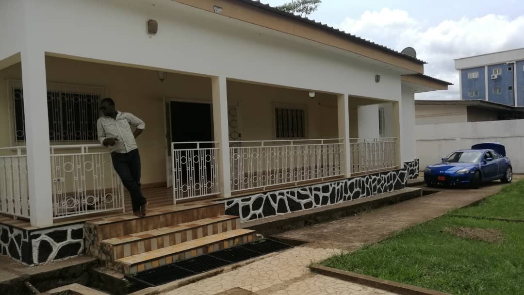 House (Villa) to rent - Yaoundé, Abome, Omnisports - 1 living room(s), 4 bedroom(s), 3 bathroom(s) - 400 000 FCFA / month