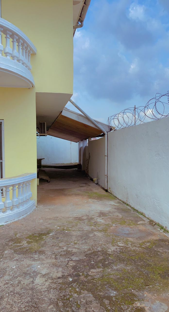 House (Villa) for sale - Yaoundé, Bastos, Nkoleton - 1 living room(s), 4 bedroom(s), 3 bathroom(s) - 250 000 000 FCFA / month