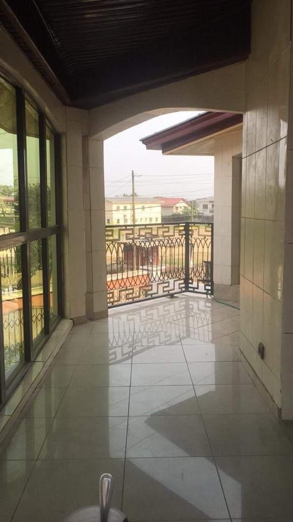 House (Villa) for sale - Douala, Bonaberi, Centre équestre duplex 5chs salon cuisine 4ds parking Terrain d'angle au carrefour mutation direct bien placé - 1 living room(s), 4 bedroom(s), 3 bathroom(s) - 130 000 000 FCFA / month