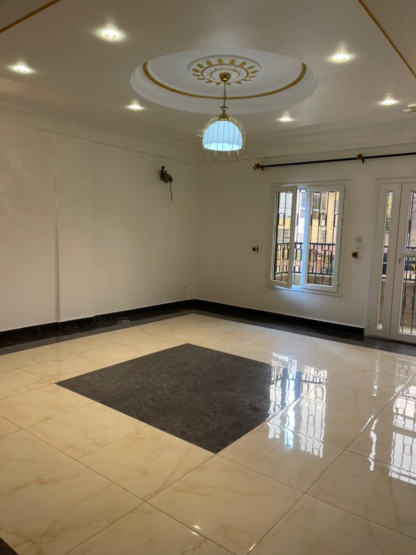 Appartement à louer - Yaoundé, Bastos, Bastos centre - 1 salon(s), 2 chambre(s), 3 salle(s) de bains - 550 000 FCFA / mois