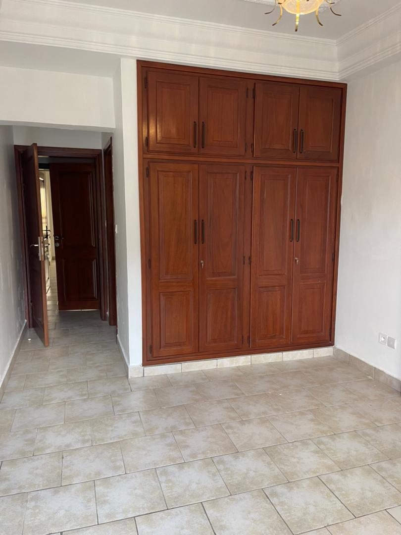 Apartment to rent - Yaoundé, Bastos, Bastos centre - 1 living room(s), 2 bedroom(s), 3 bathroom(s) - 550 000 FCFA / month