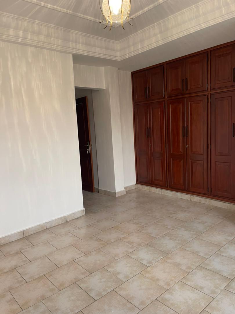 Apartment to rent - Yaoundé, Bastos, Bastos centre - 1 living room(s), 2 bedroom(s), 3 bathroom(s) - 550 000 FCFA / month