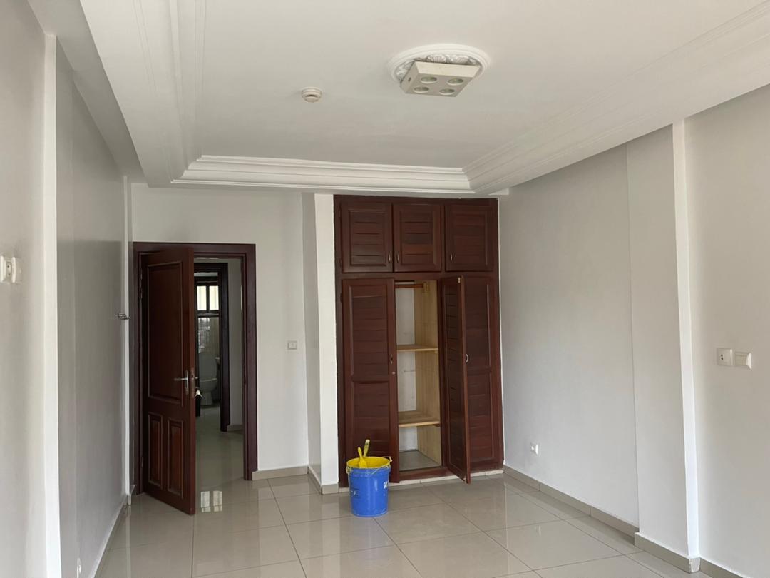 Apartment to rent - Yaoundé, Bastos, Bastos centre - 1 living room(s), 3 bedroom(s), 3 bathroom(s) - 650 000 FCFA / month
