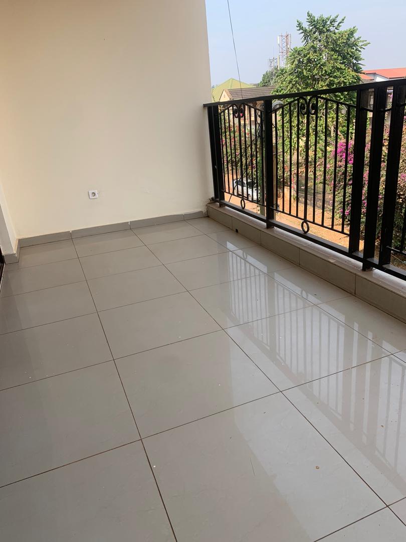Appartement à louer - Yaoundé, Bastos, GOLF - 1 salon(s), 3 chambre(s), 3 salle(s) de bains - 1 000 000 FCFA / mois