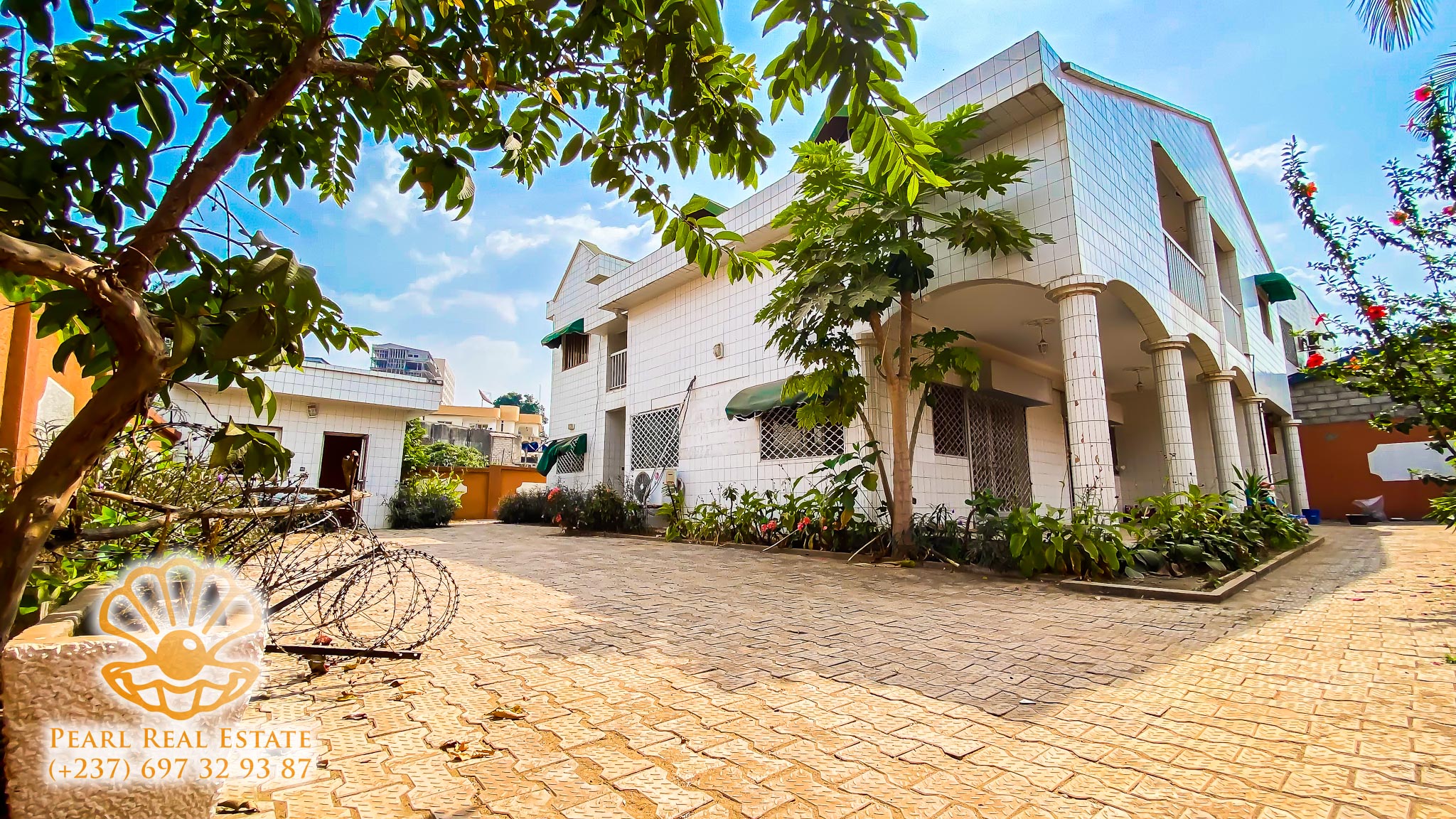 House (Villa) to rent - Yaoundé, Bastos, Rue Ahmadou Ali - 1 living room(s), 4 bedroom(s), 3 bathroom(s) - 1 500 000 FCFA / month