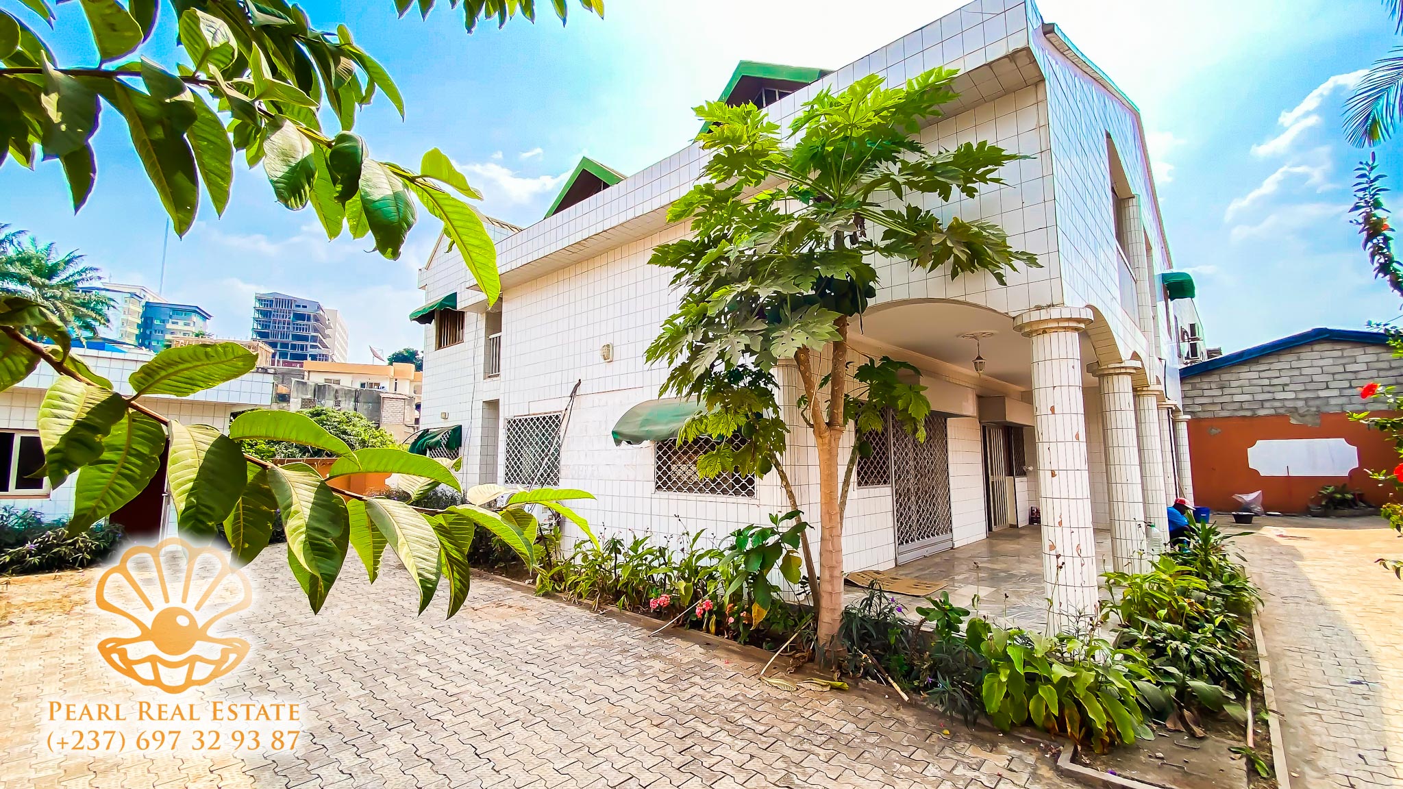 House (Villa) to rent - Yaoundé, Bastos, Rue Ahmadou Ali - 1 living room(s), 4 bedroom(s), 3 bathroom(s) - 1 500 000 FCFA / month