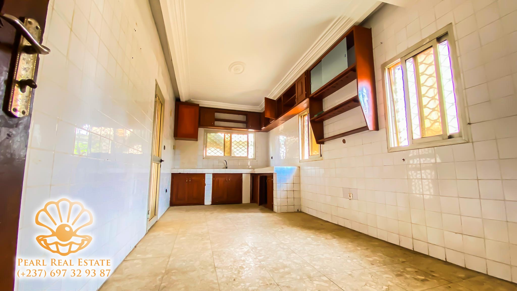 Maison (Villa) à louer - Yaoundé, Bastos, Rue Ahmadou Ali - 1 salon(s), 4 chambre(s), 3 salle(s) de bains - 1 500 000 FCFA / mois