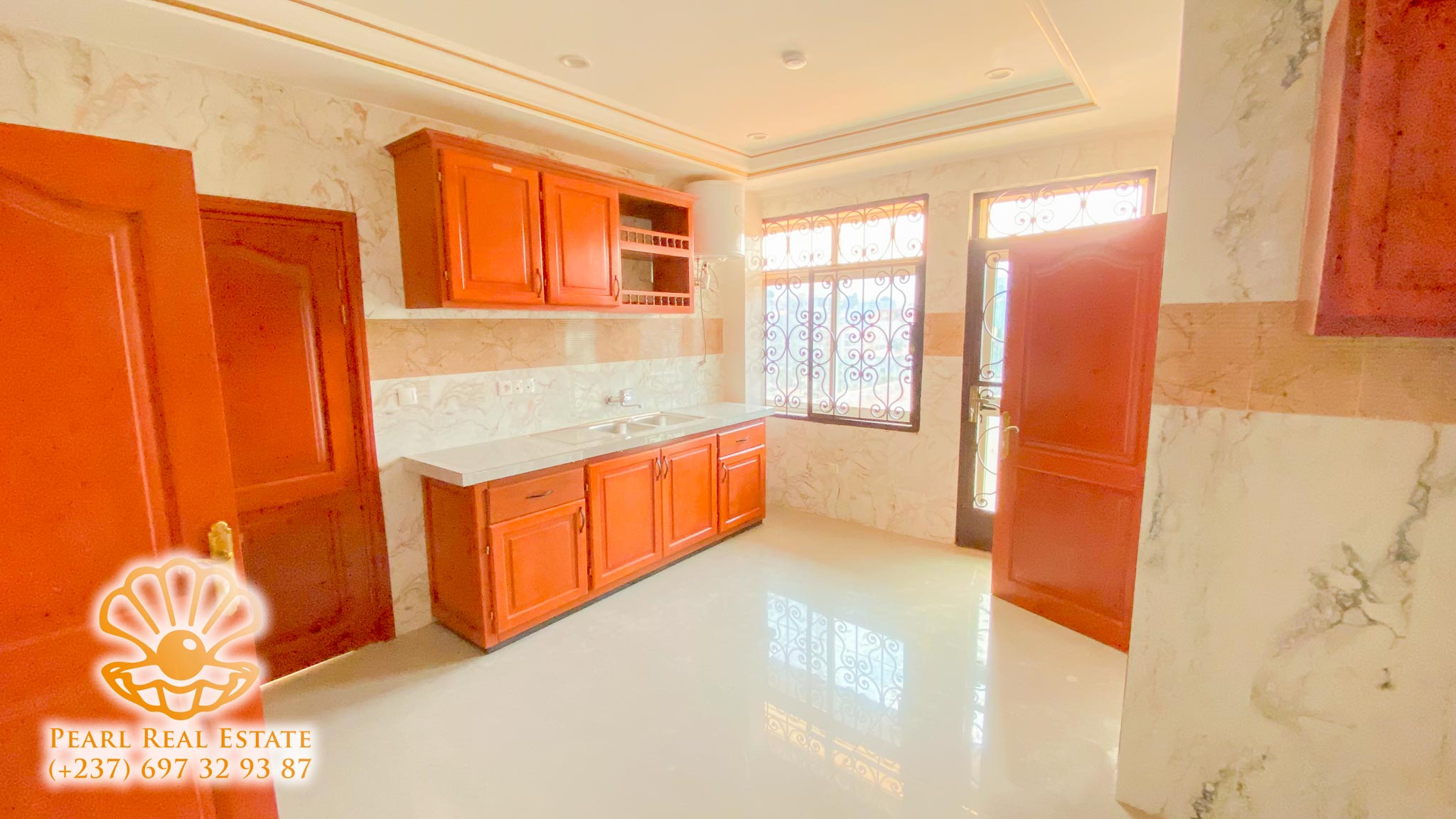Appartement à louer - Yaoundé, Bastos, Ambassade de Chine - 1 salon(s), 3 chambre(s), 2 salle(s) de bains - 1 500 000 FCFA / mois