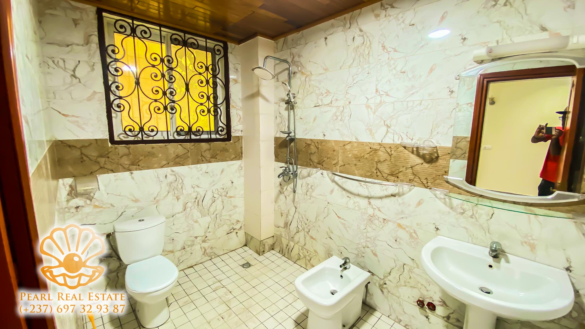 Appartement à louer - Yaoundé, Bastos, Ambassade de Chine - 1 salon(s), 3 chambre(s), 2 salle(s) de bains - 1 500 000 FCFA / mois