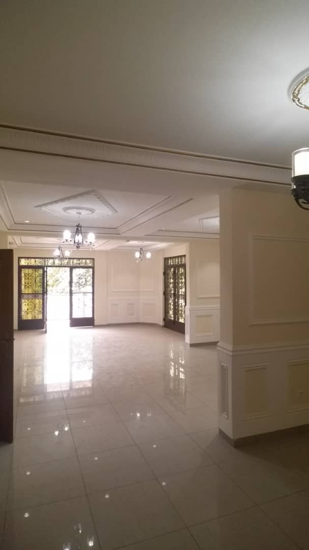Appartement à louer - Yaoundé, Abome, Bastos  centre - 1 salon(s), 3 chambre(s), 3 salle(s) de bains - 1 200 000 FCFA / mois