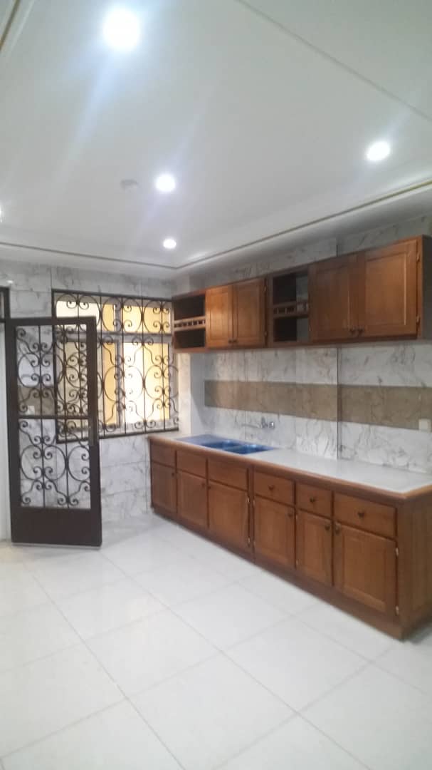 Appartement à louer - Yaoundé, Abome, Bastos  centre - 1 salon(s), 3 chambre(s), 3 salle(s) de bains - 1 200 000 FCFA / mois